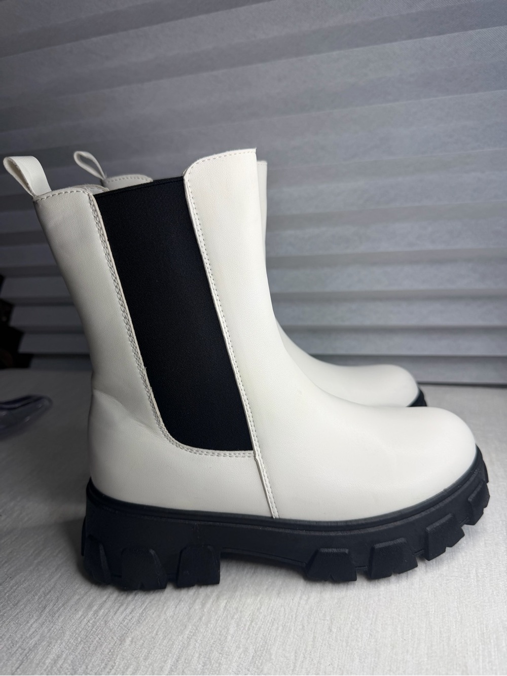 White Wild Diva Platform Chelsea Boots with Black Soles/Elastic Panels Sz 7
